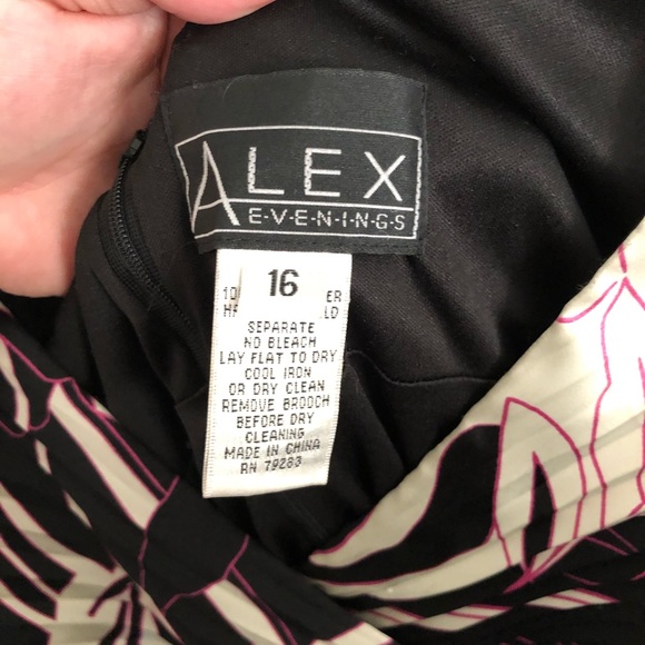 Formal dress, size 16, beautiful and flowing! - Picture 3 of 5